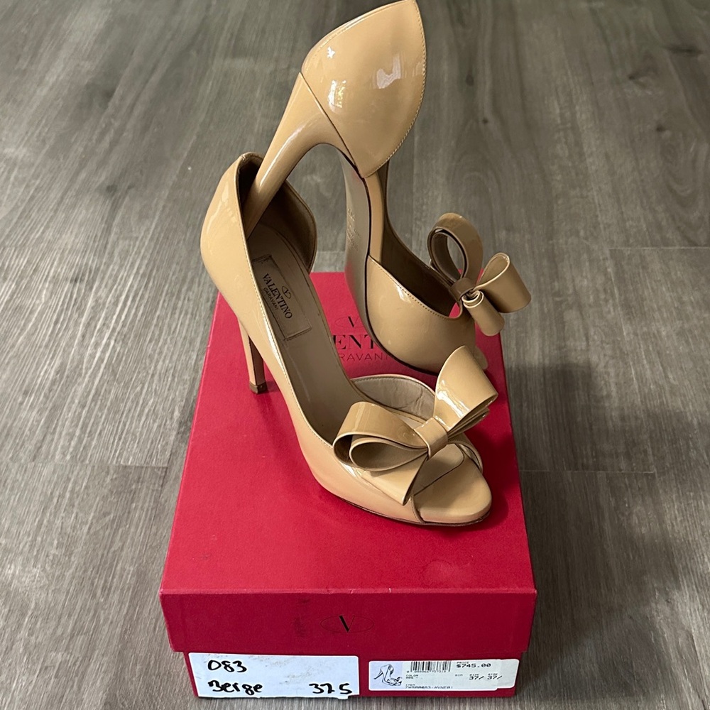 Valentino pumps size 37.5 beige